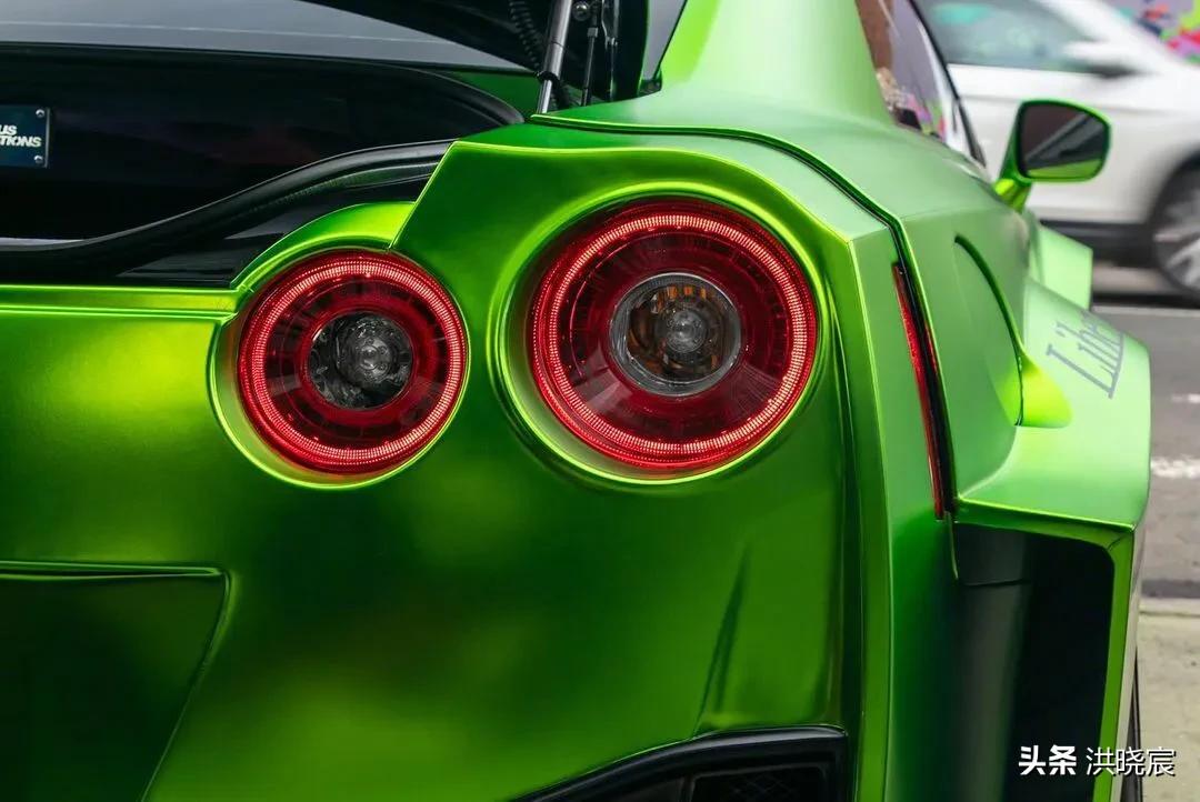 绿色宽体贴地大尾战神gtr