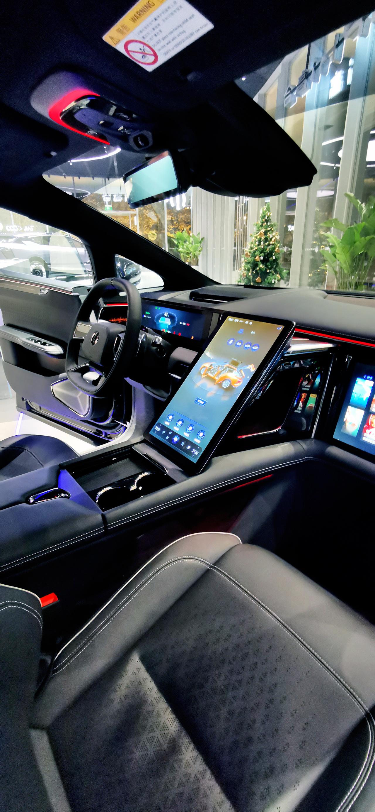 在杭州吃晚饭看到了高合汽车的展厅去逛了一下这是目前我认为未来汽车