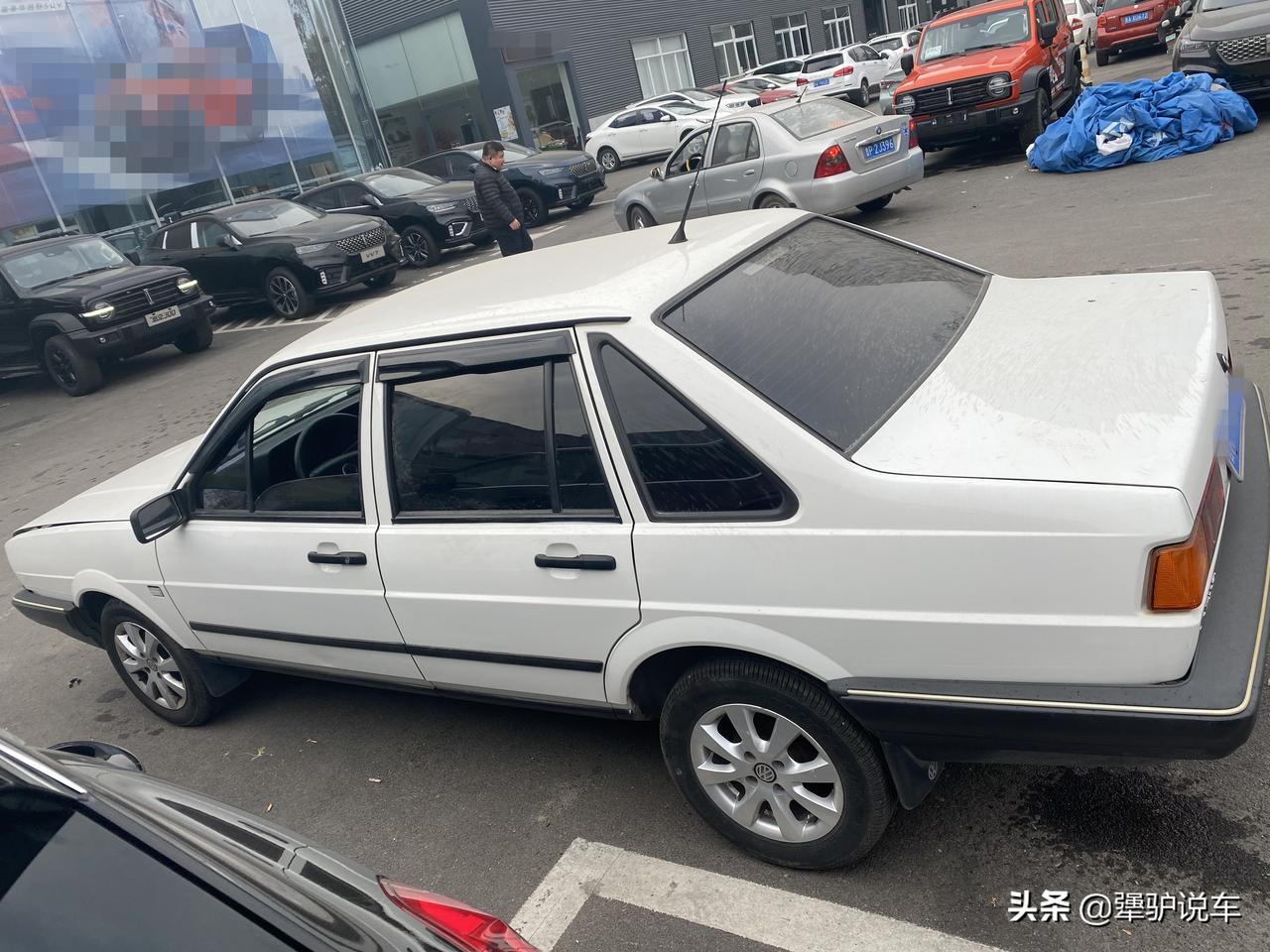 2010年的大众桑塔纳给他5000元老大爷还嫌少