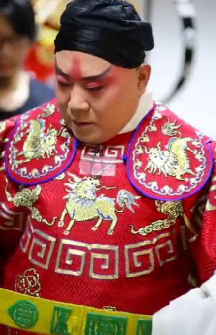 郭德纲穿蟒袍被曝价值不菲郭德纲穿蟒袍腰间玉带大有来历