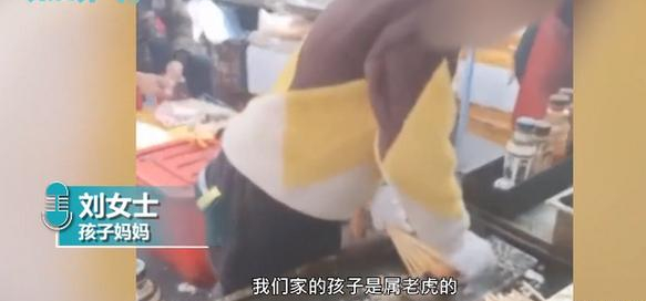 妈妈|12岁男孩帮妈妈烤串手法娴熟 妈妈就我俩他不想我太累