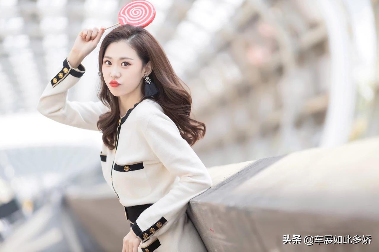 红旗汽车展台的车模工作时间和休闲时光都玩得好嗨心的样子网友直呼我