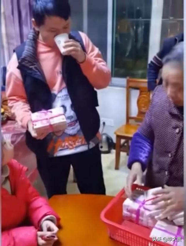 用筐|霸气外婆用筐装80万发红包 发钱现场让人羡慕