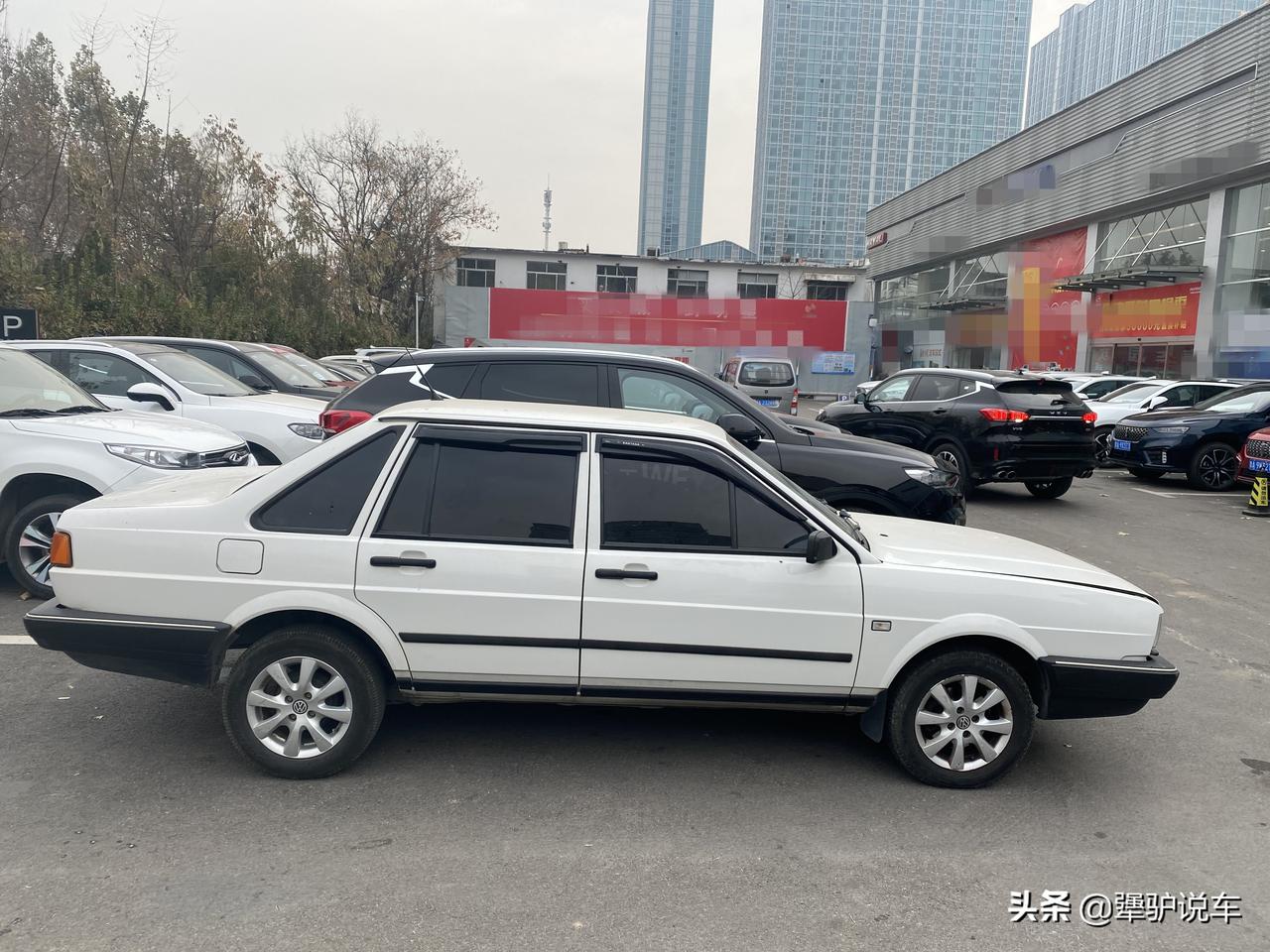 2010年的大众桑塔纳给他5000元老大爷还嫌少