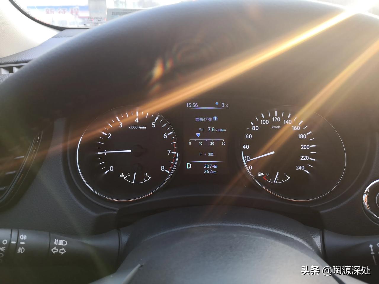 感觉这是一辆让人很纠结的车,优点是比较省油,油表显示百公里7.