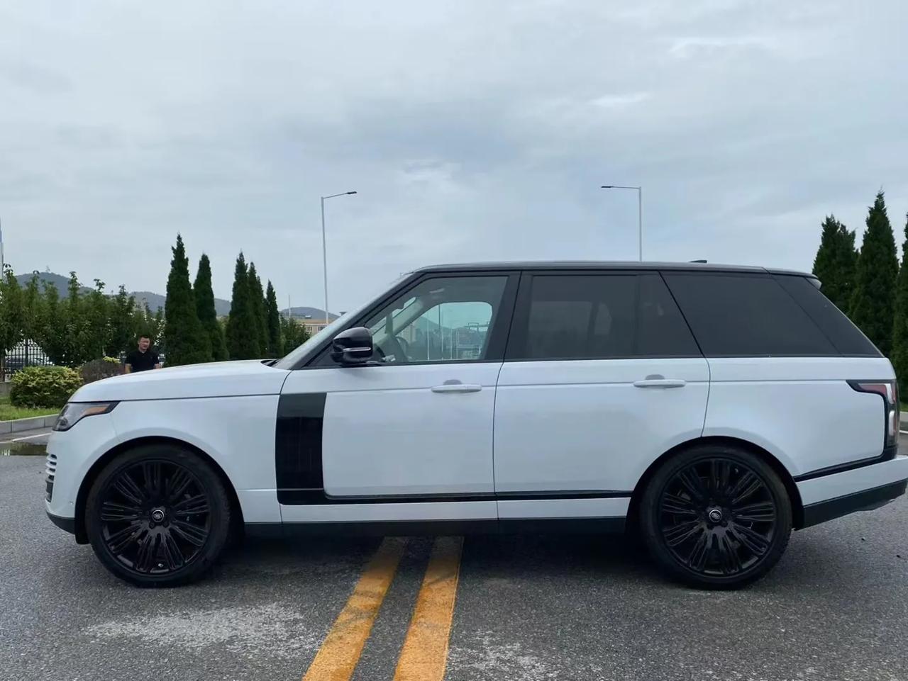 西装暴徒路虎揽胜行政黑耀版