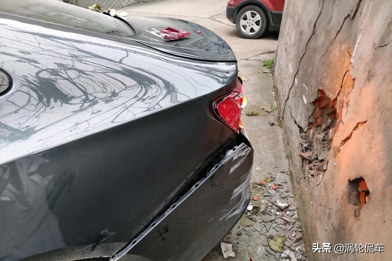 撞墙倒车撞到墙屁股一侧凹陷一个洞车撞墙上开车撞墙撞墙倒车倒车撞墙