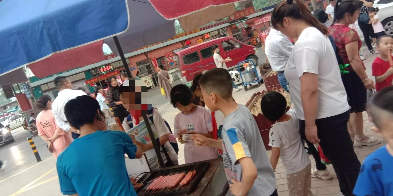 宝妈摆摊卖烤肠赚钱不