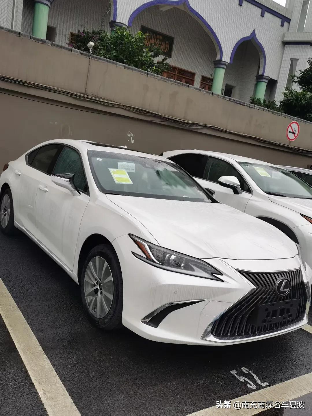 日系雷克萨斯200交车感谢广安客户信任毕竟今天的雨还是有点大
