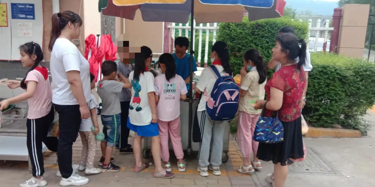 宝妈摆摊卖烤肠赚钱不