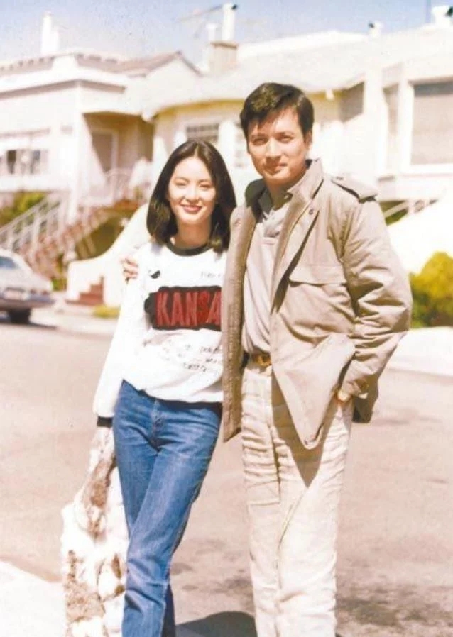 秦祥林也追过甄珍,秦祥林前妻是萧芳芳,萧芳芳和谢贤谈过恋爱,秦祥林