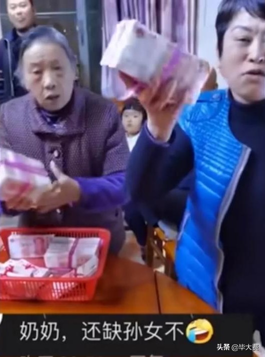 用筐|霸气外婆用筐装80万发红包 发钱现场让人羡慕