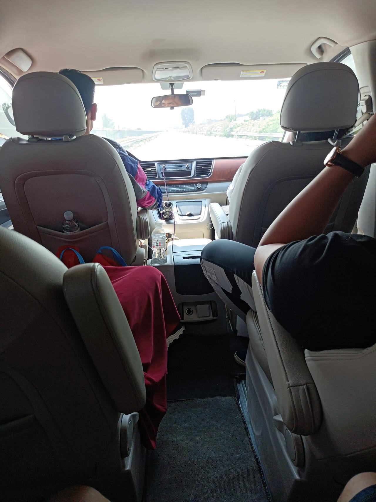 昨天从沧州回石家庄坐了坐大通的商务车,应该是大通g10,开始