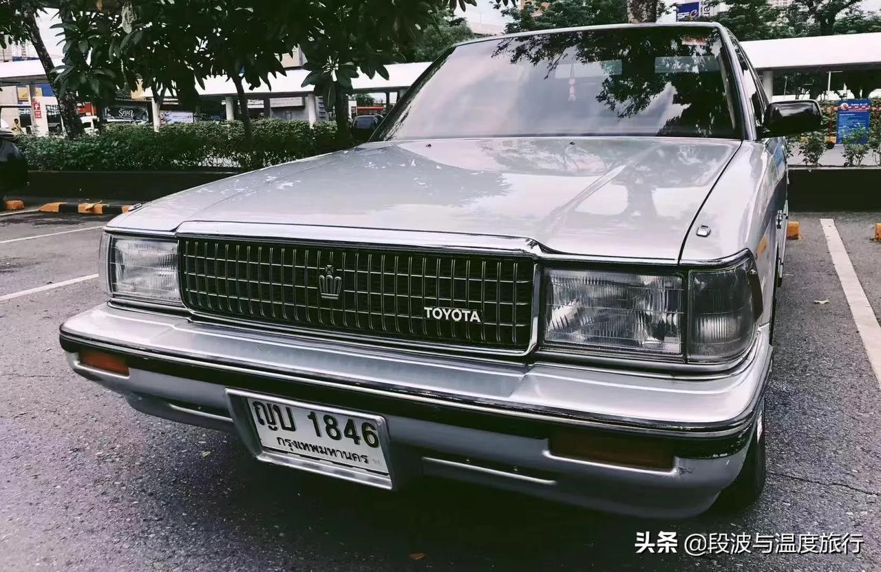 与经典相伴toyotacrown八代皇冠ms132酒红色软内饰搭配酒红色天鹅绒
