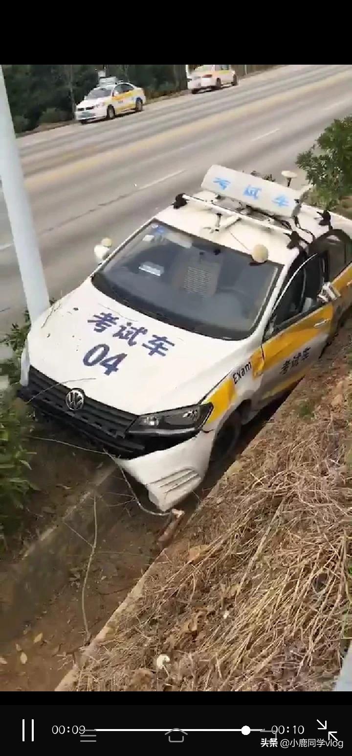 湛江頭條#刷爆湛江朋友圈!科目三駕考車開開開開進了水溝 視