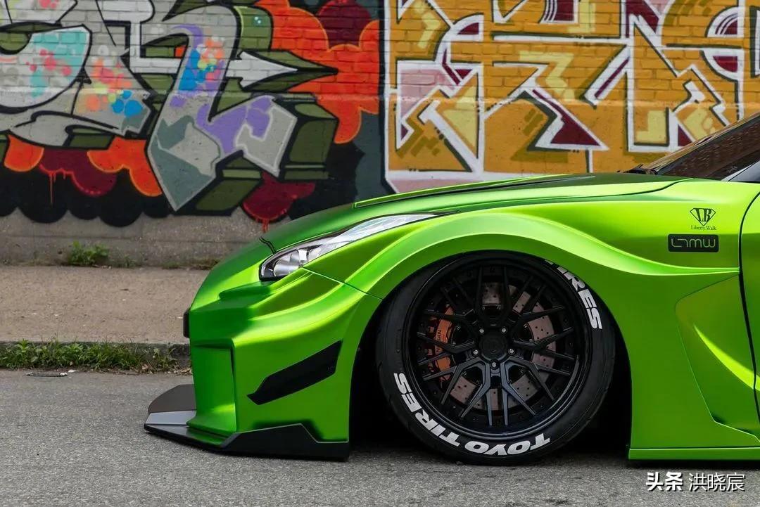 绿色宽体贴地大尾战神gtr