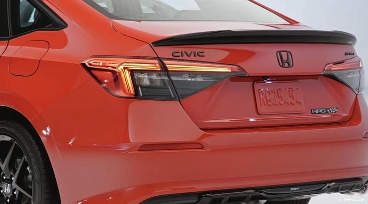 第11代思域实车照,两种外观方案,运动版以红色首次亮相,前脸