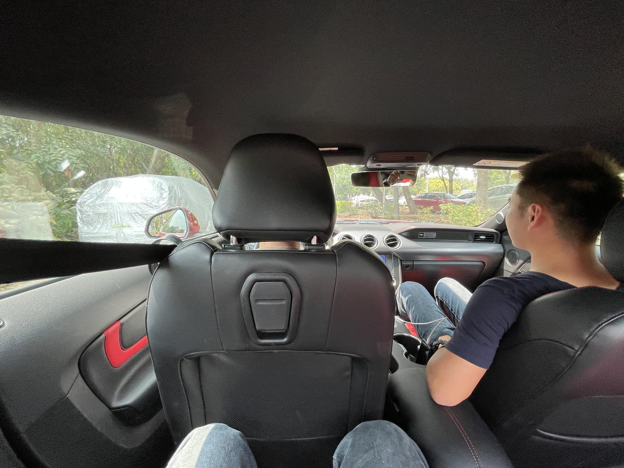 福特mustang的后排腿部空间比很多跑车强了吧