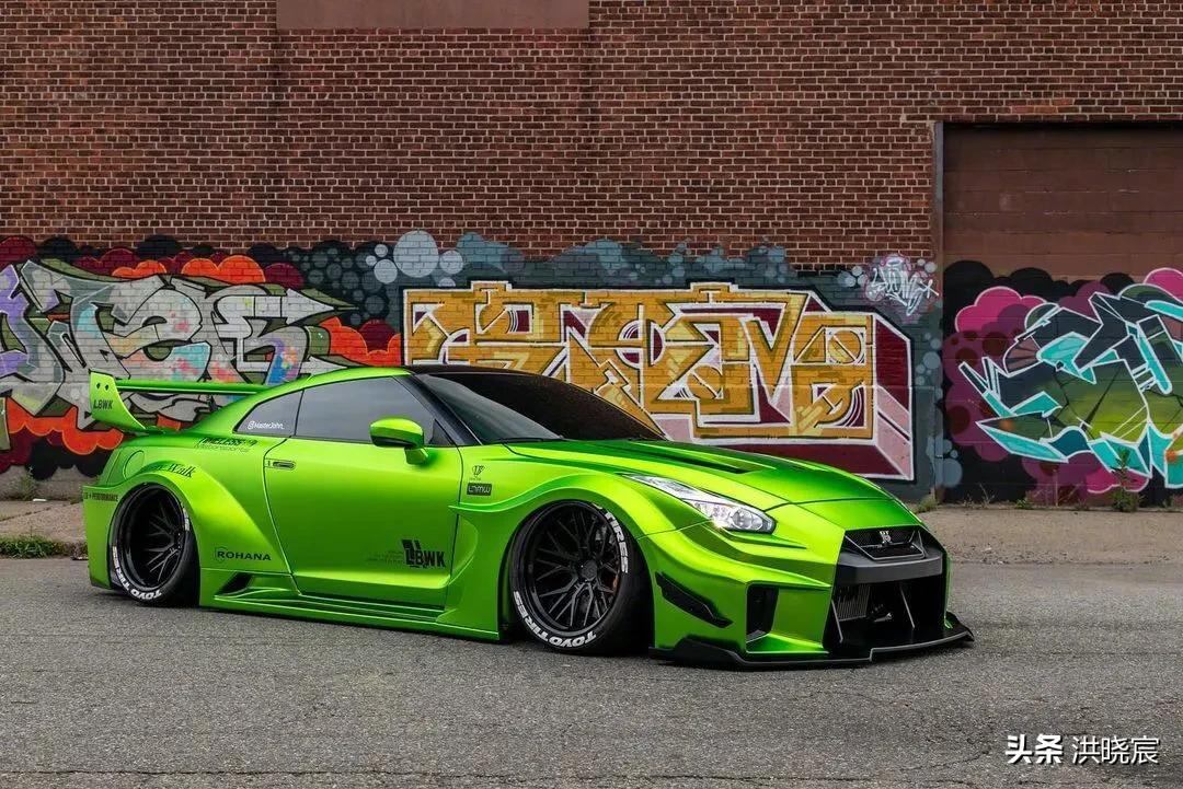 绿色宽体贴地大尾战神gtr