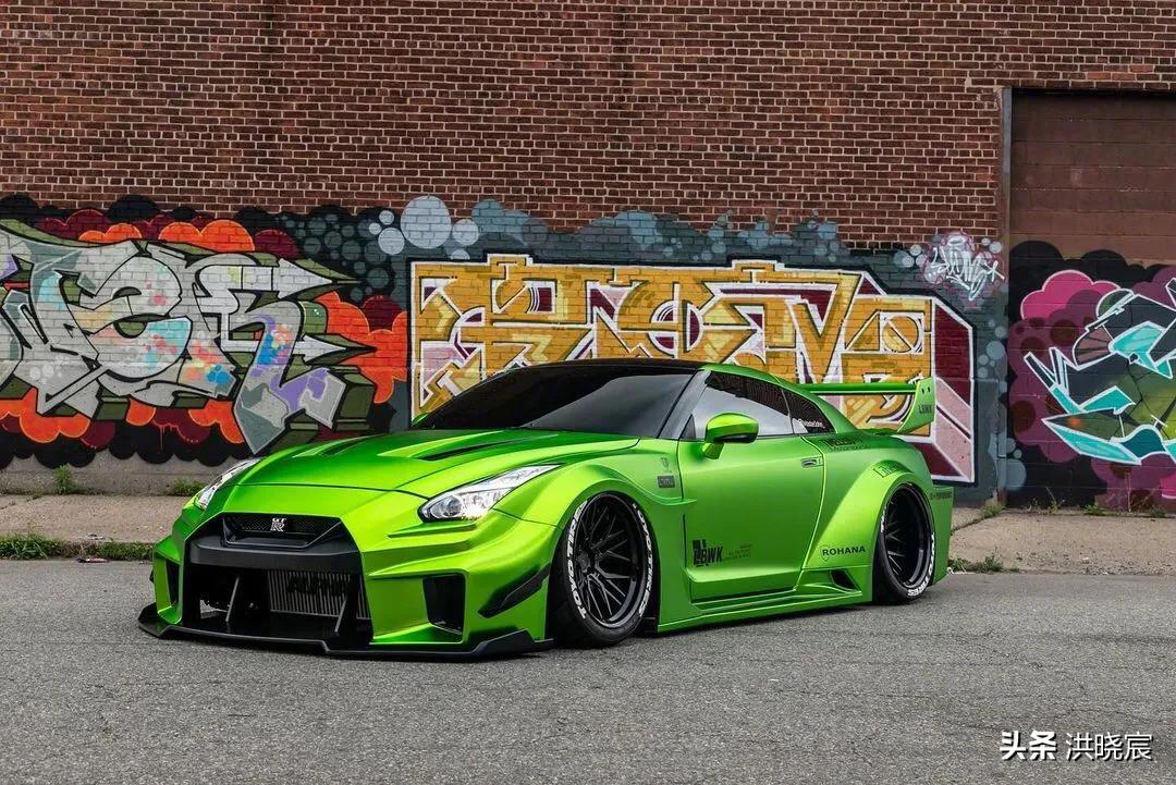 绿色宽体贴地大尾战神gtr