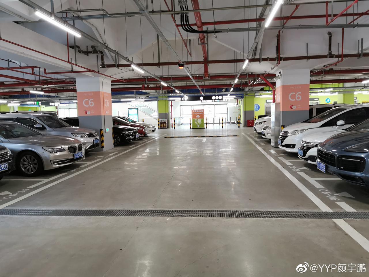 广州白云机场的t2停车楼,一直非常整洁有序,这是我头一次看到
