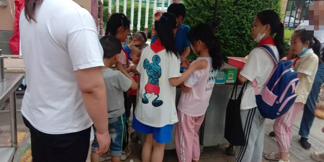 宝妈摆摊卖烤肠赚钱不