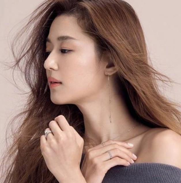 都敏俊(金秀贤)是400年前登陆地球的外星人.