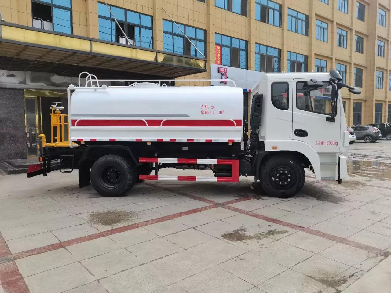 好车欣赏-东风锦程洒水车:玉柴165马力,法士特8档变速箱