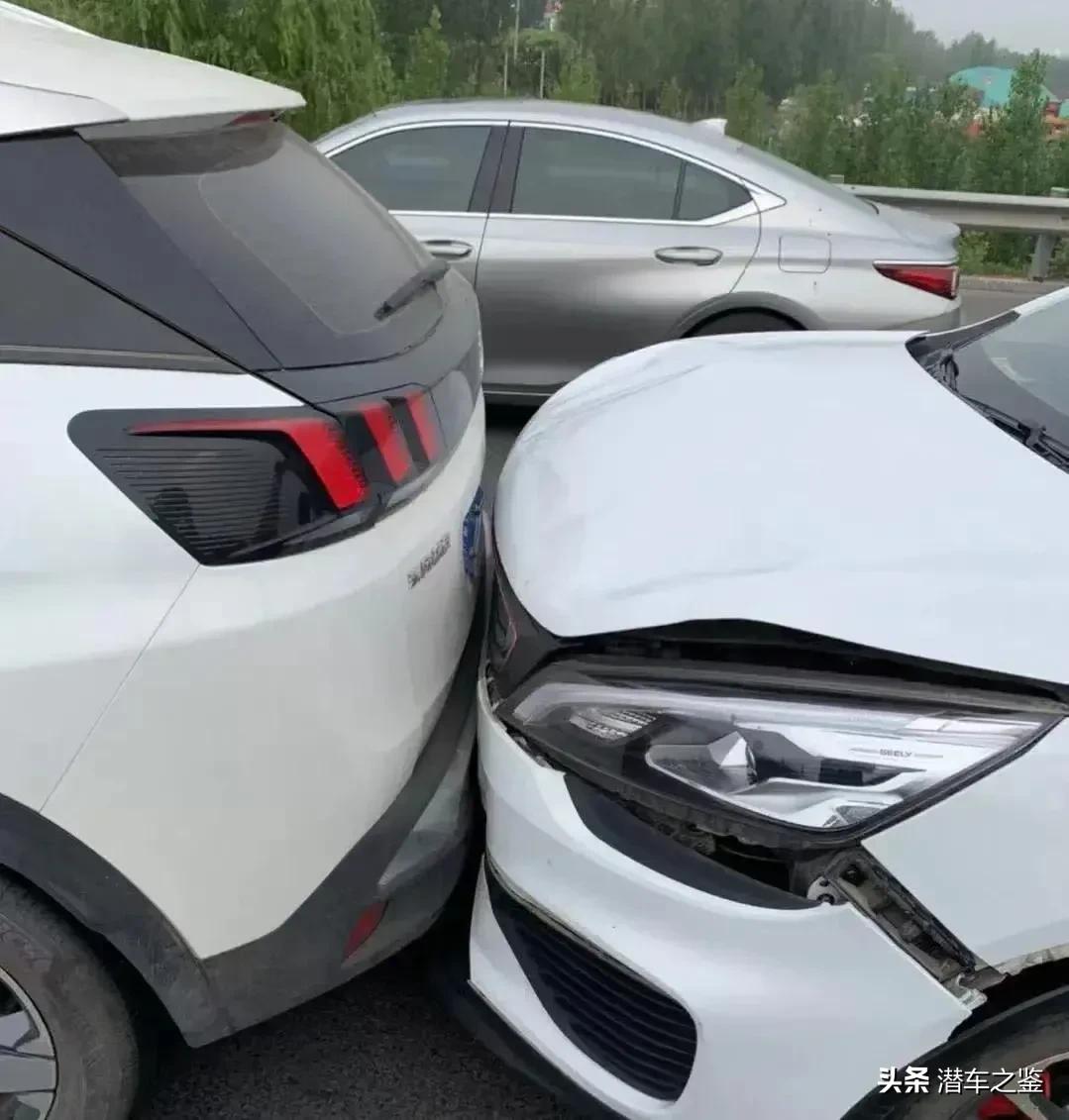 法系是真硬啊,我吉利帝豪gs也是号称国产坦克的,追尾标致40