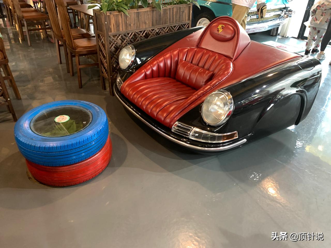 只要有心创意无处不在用汽车的车头车身改造成真皮沙发还是蛮有味道的