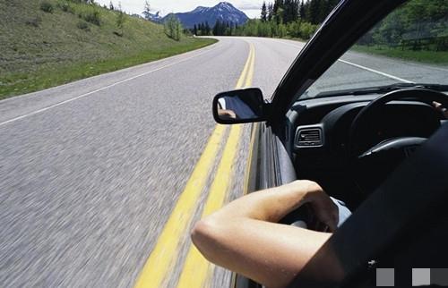 开低端车的人喜欢把左手搭在车窗上?开着十来万甚至七八万国产车