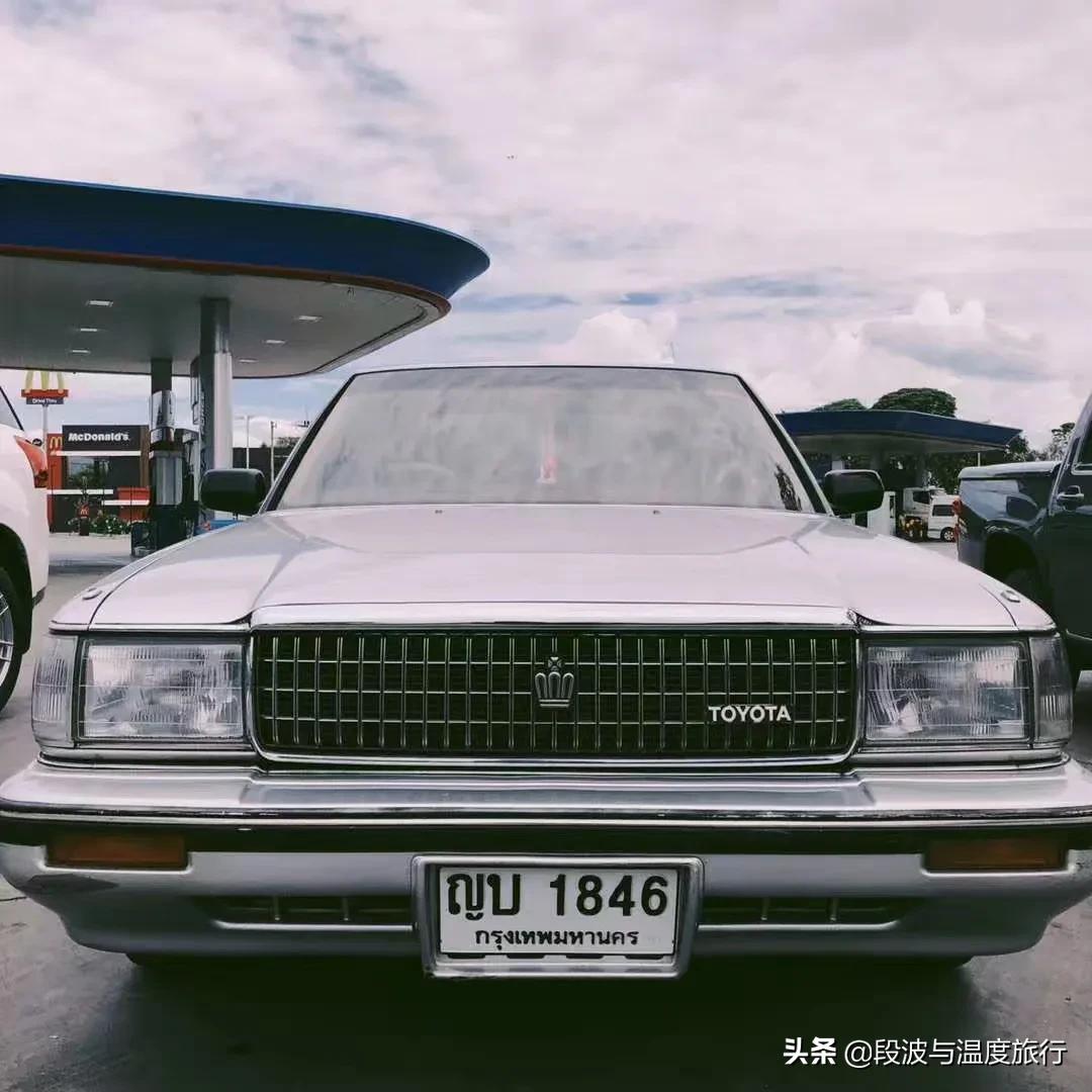 与经典相伴toyotacrown八代皇冠ms132酒红色软内饰搭配酒红色天鹅绒