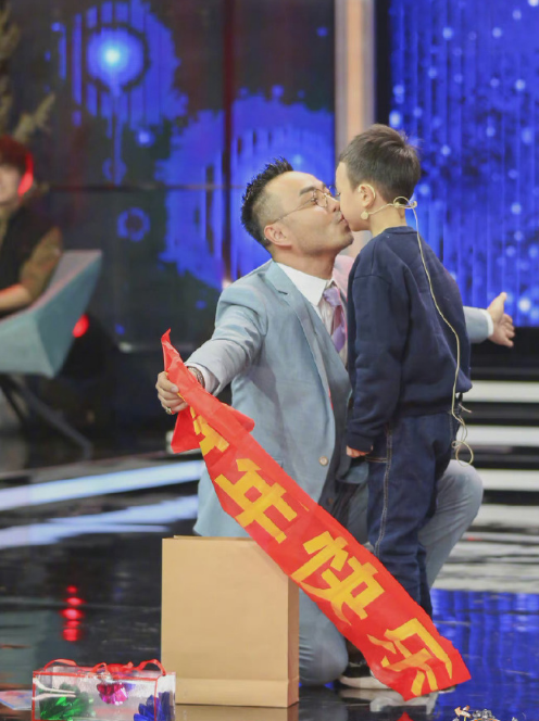 首登|汪涵携儿子首登综艺 五官清秀干净可爱
