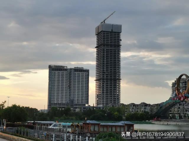 也是2014开工建设,其间不断停工复工,2021年七月居然52层还是封顶了