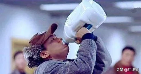 男子|被安检扣白酒男子一口干完 喝完酒在车站呼呼大睡