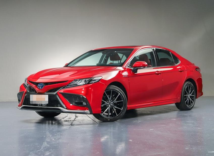 2021款凯美瑞锋尚版的图片,要么是白底黑顶的,要么就是全红色的车身了