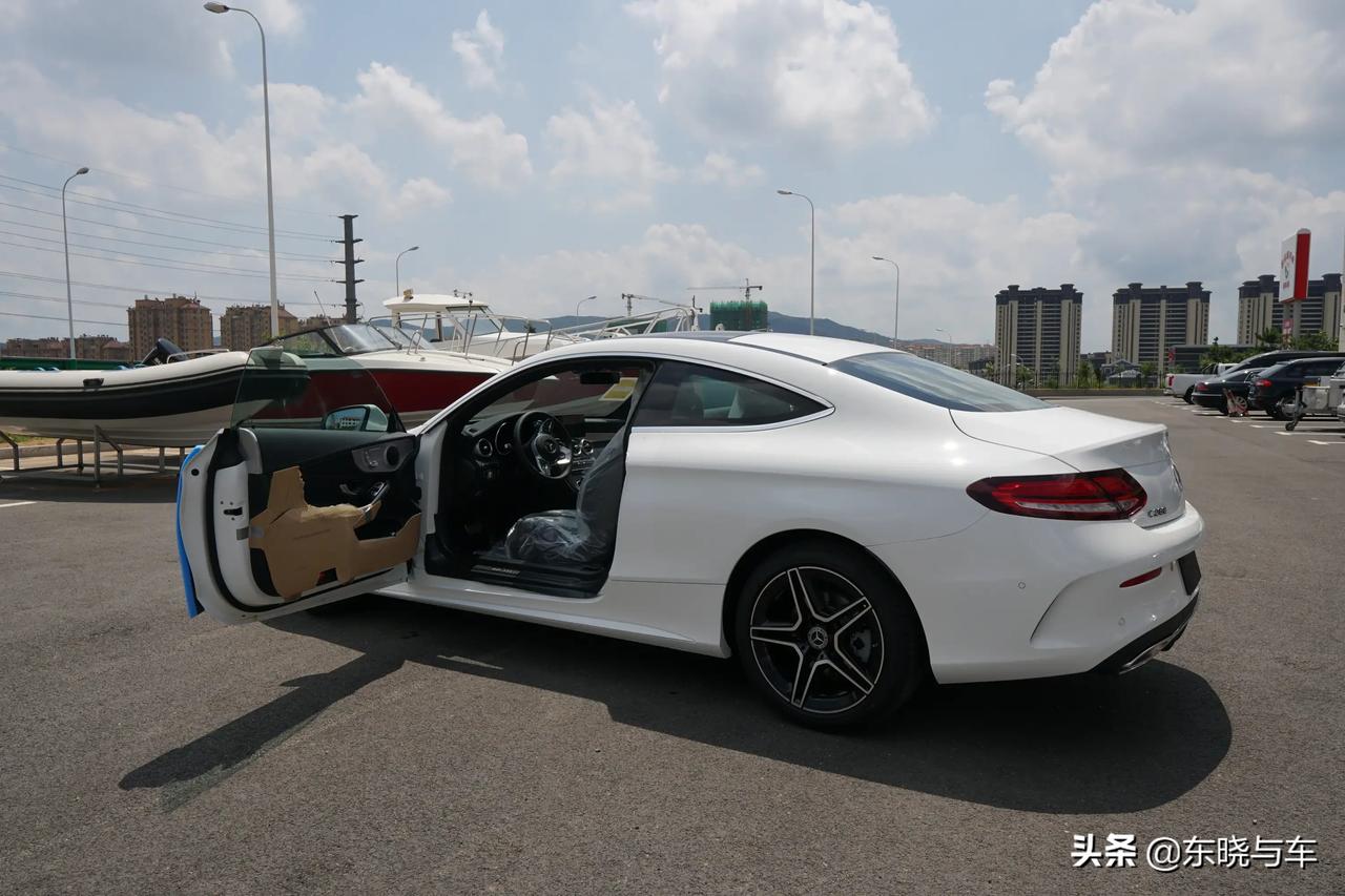 奔驰c260轿跑,准备交付这大美臀和无框车门,这款车目前是