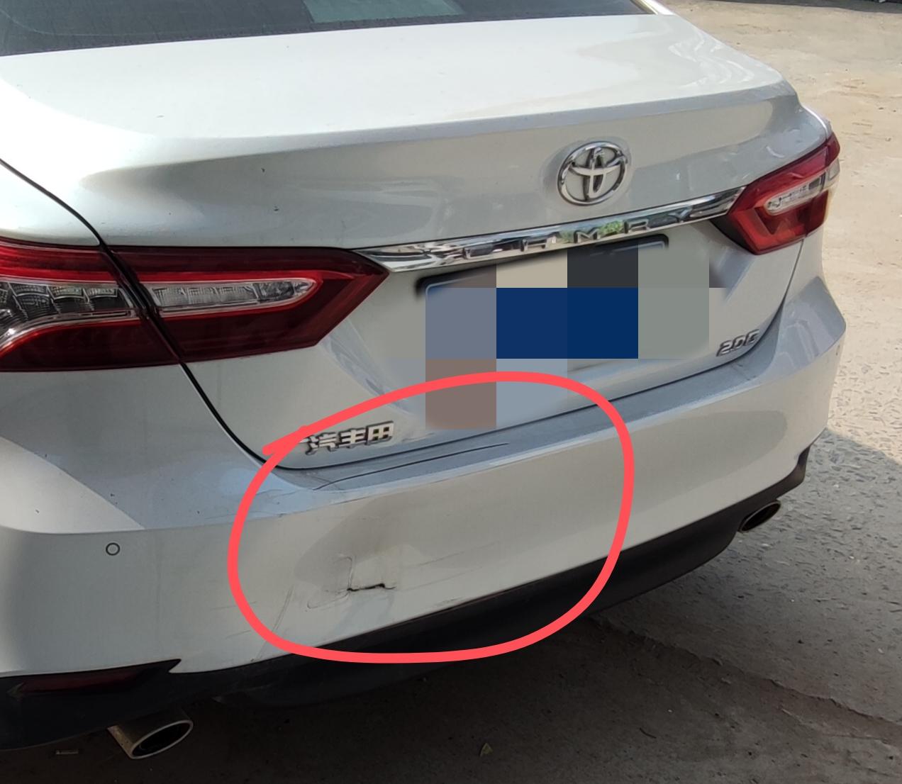 后保险杠撞裂了,一条裂缝一个坑,要不要走保险?是换还是修补