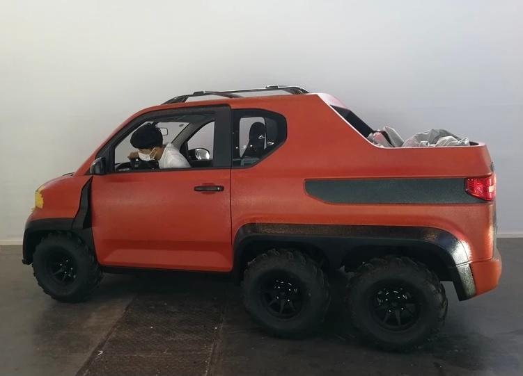 这个燃油版mini说是工匠派改装,但是我看有人说五菱年中会出