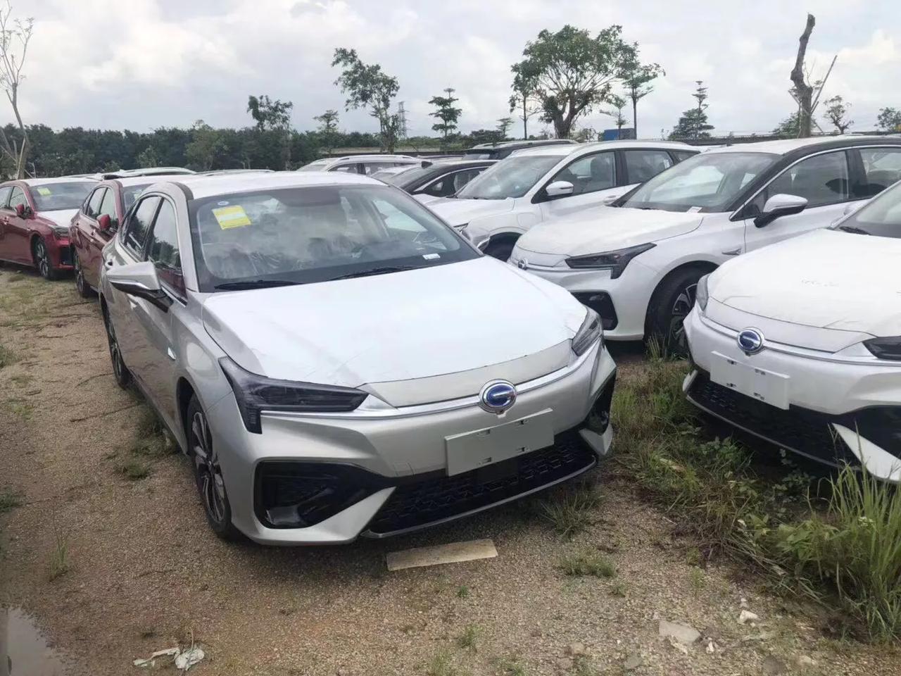 广汽新能源魅580 现车官方指导价:146800 首付98