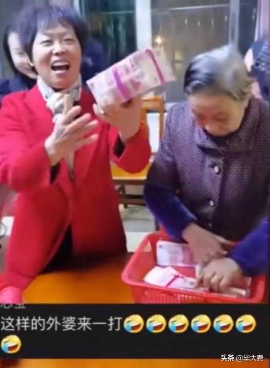 用筐|霸气外婆用筐装80万发红包 发钱现场让人羡慕
