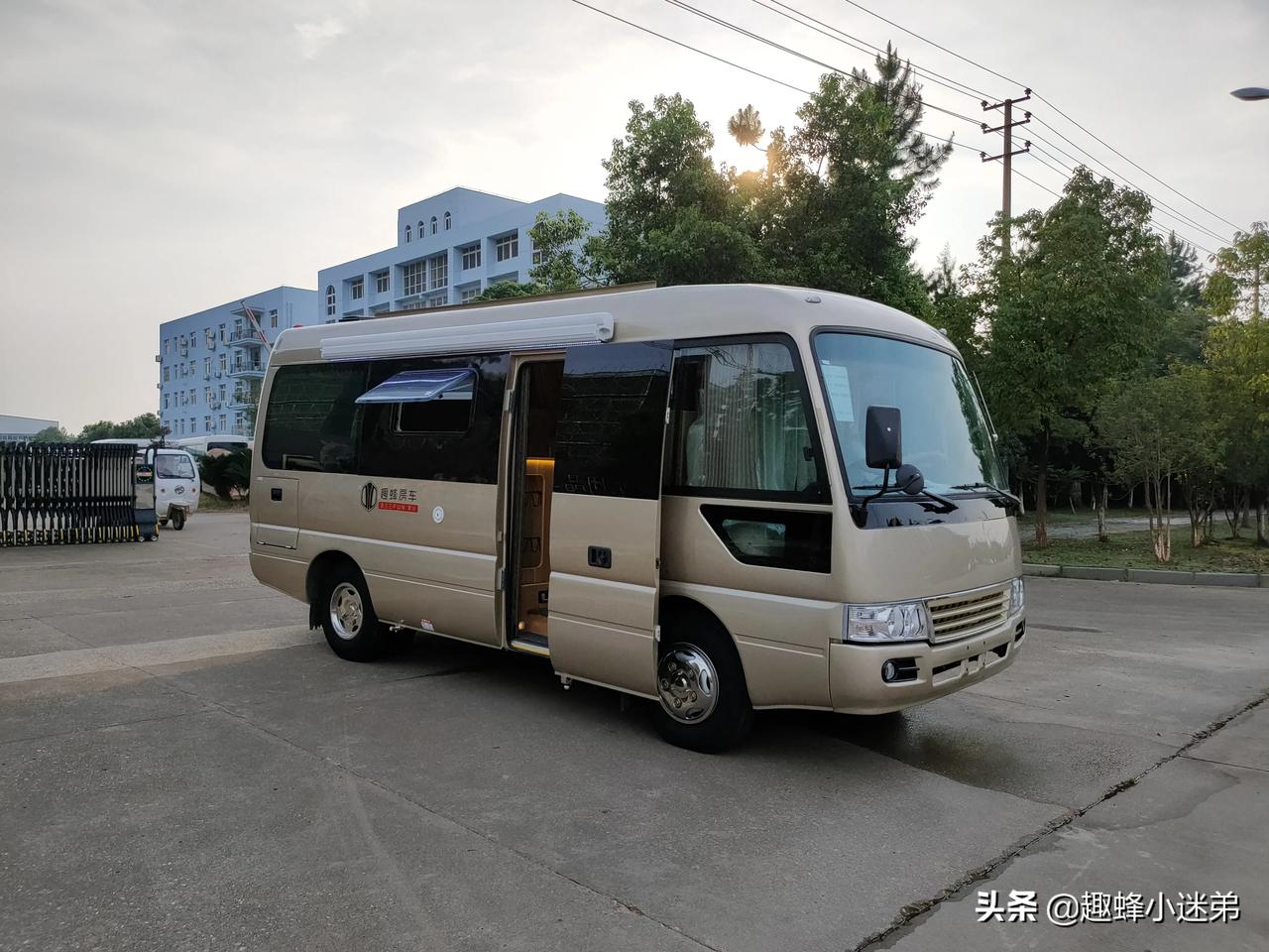 趣蜂江铃罗莎房车家庭版:堪称国内b型房车中空间最大的,2.