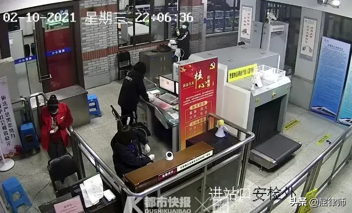 男子|被安检扣白酒男子一口干完 喝完酒在车站呼呼大睡