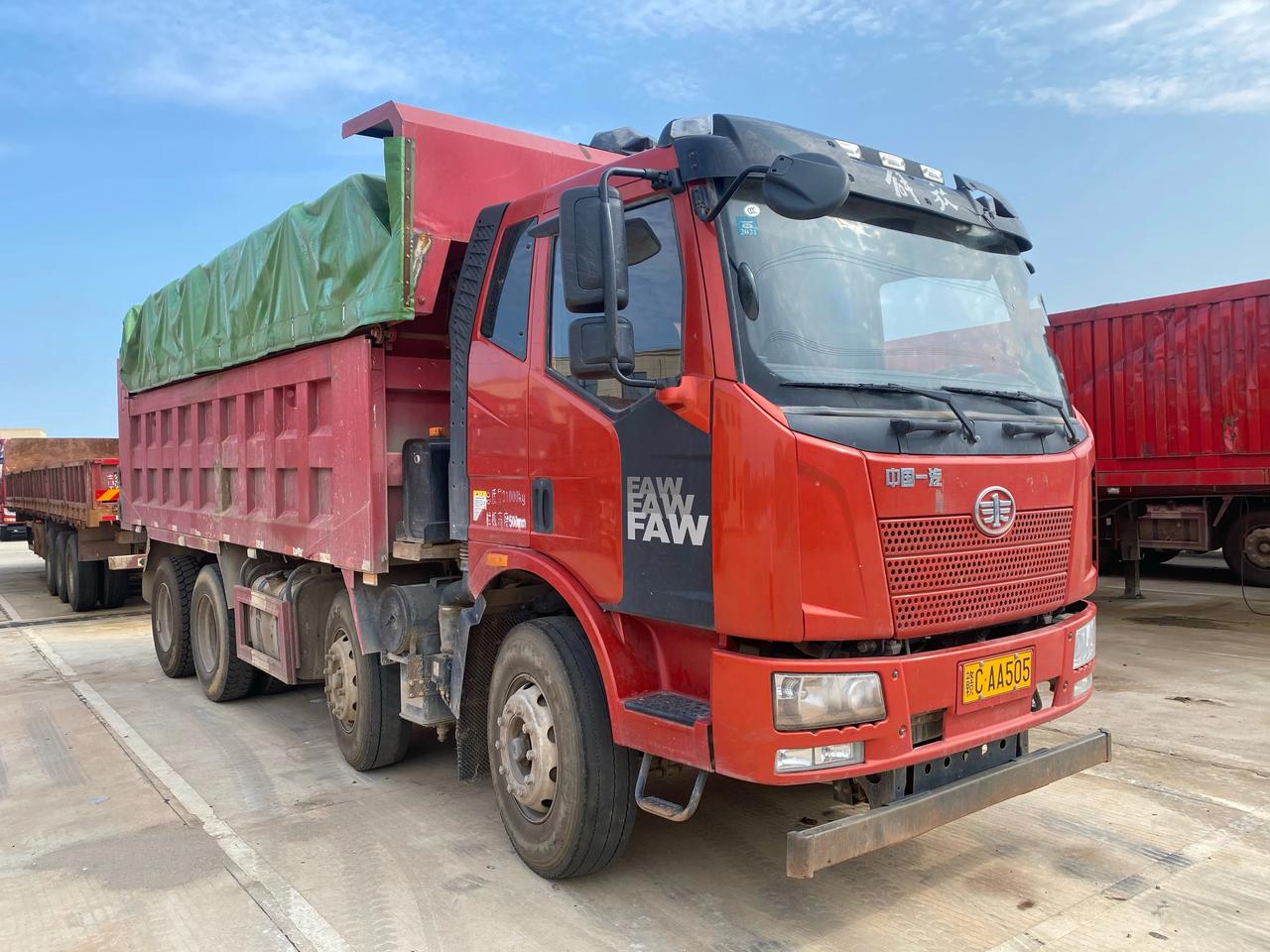 刚好一年解放前四后八自卸车320马力轻量化车身12吨车皮