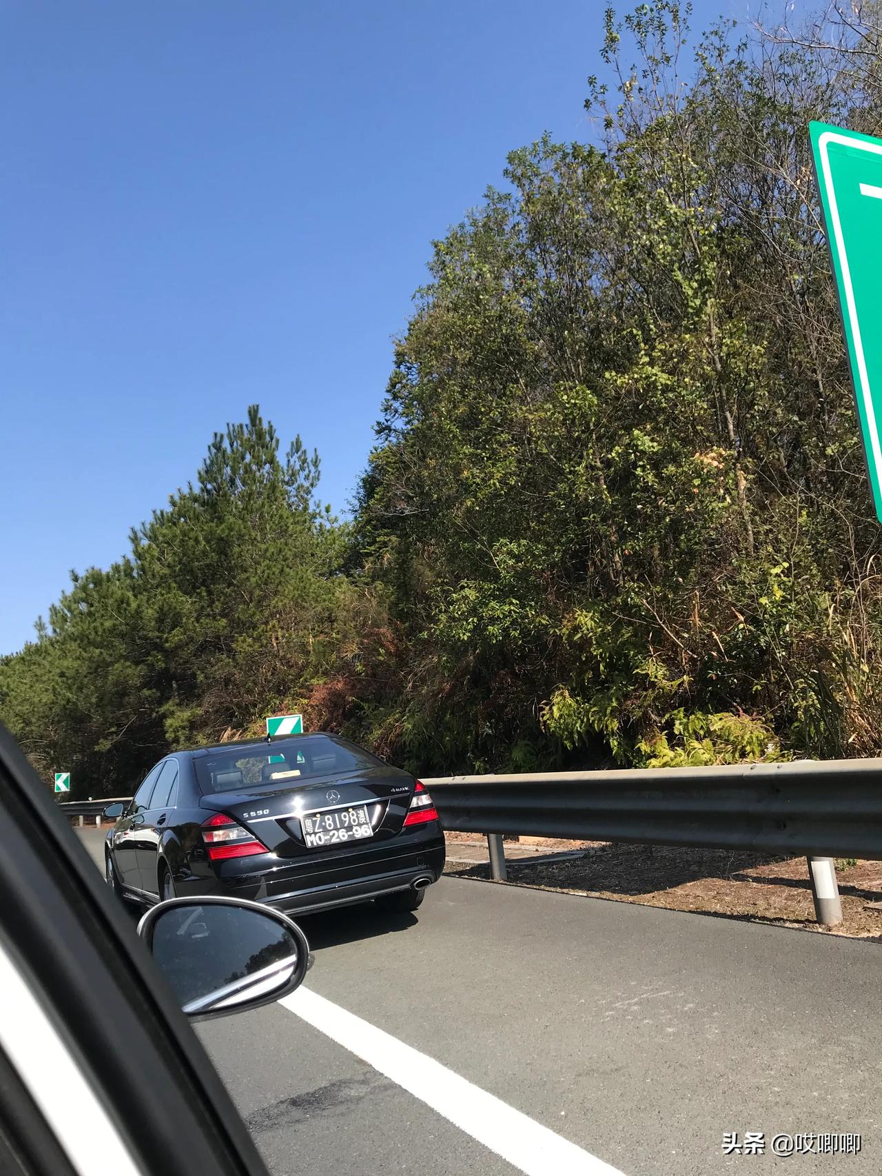 g25长深高速梅州段塞车十几公里大把大把车走应急车道