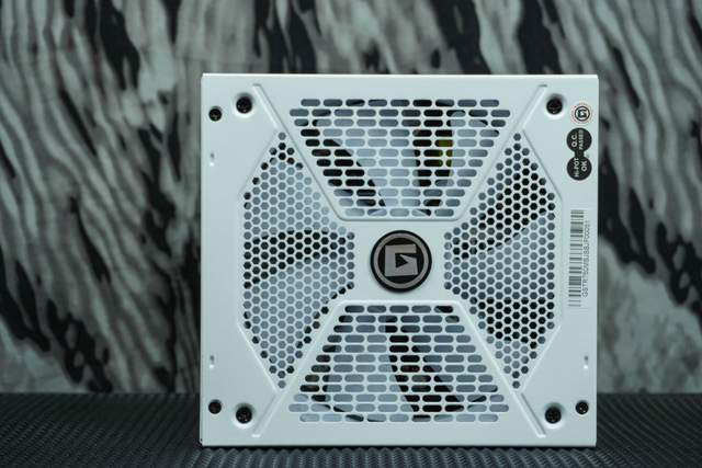 白装机三件套由艾湃电竞盖亚GAIA引领，白机箱焕发靓丽色彩