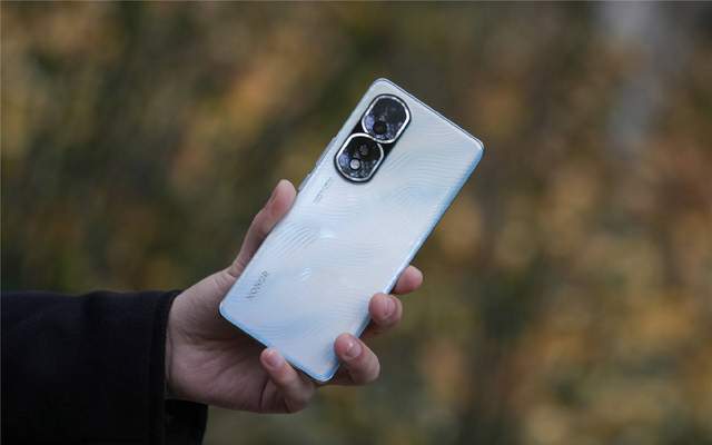 安卓灵动岛“致敬”iPhone14 Pro？售价不及苹果iPhone的一半