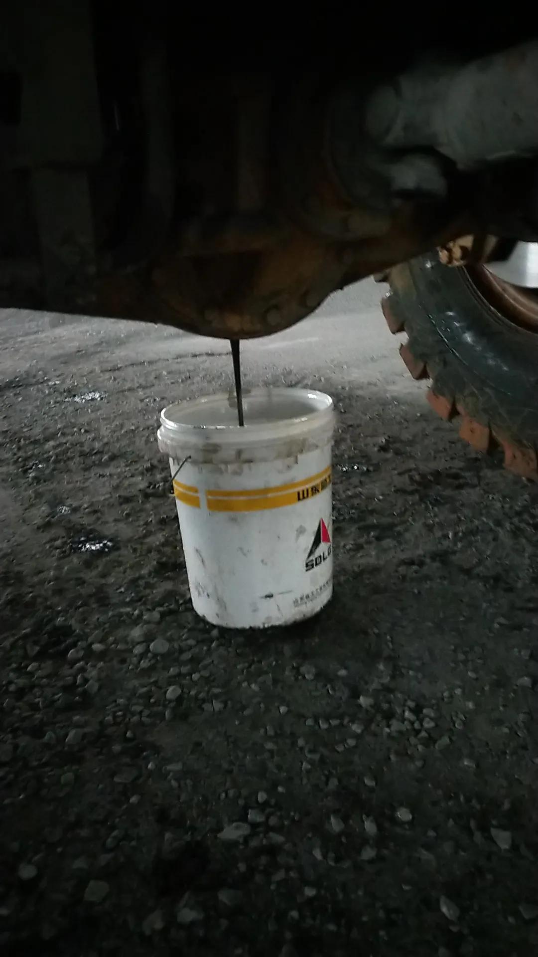 换机油齿轮油和滤芯.用临工装载机请用临工原厂配件油品保养材料.