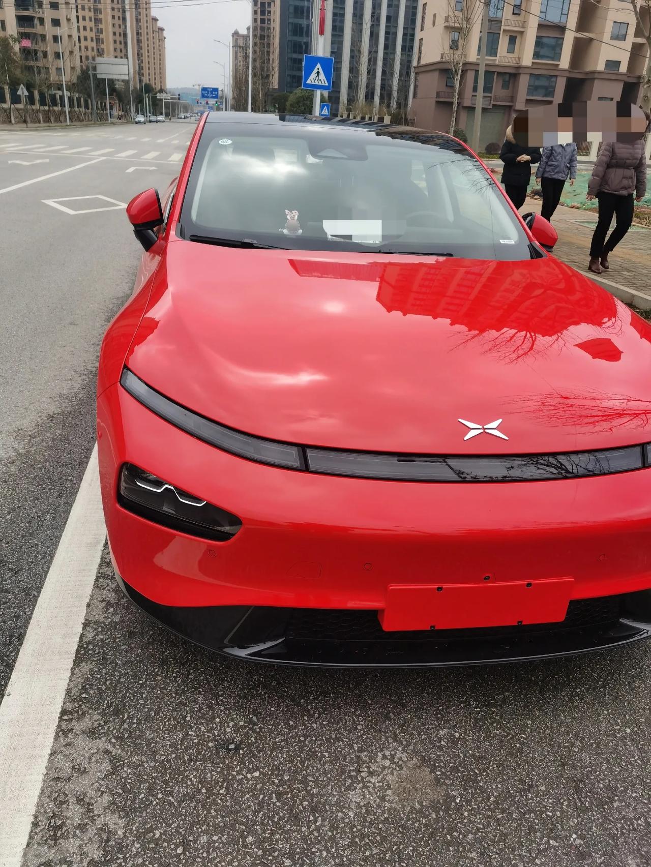 路上偶遇了一辆红色小鹏p7瞬间觉得比街上跑的白车好看多了十足的科技