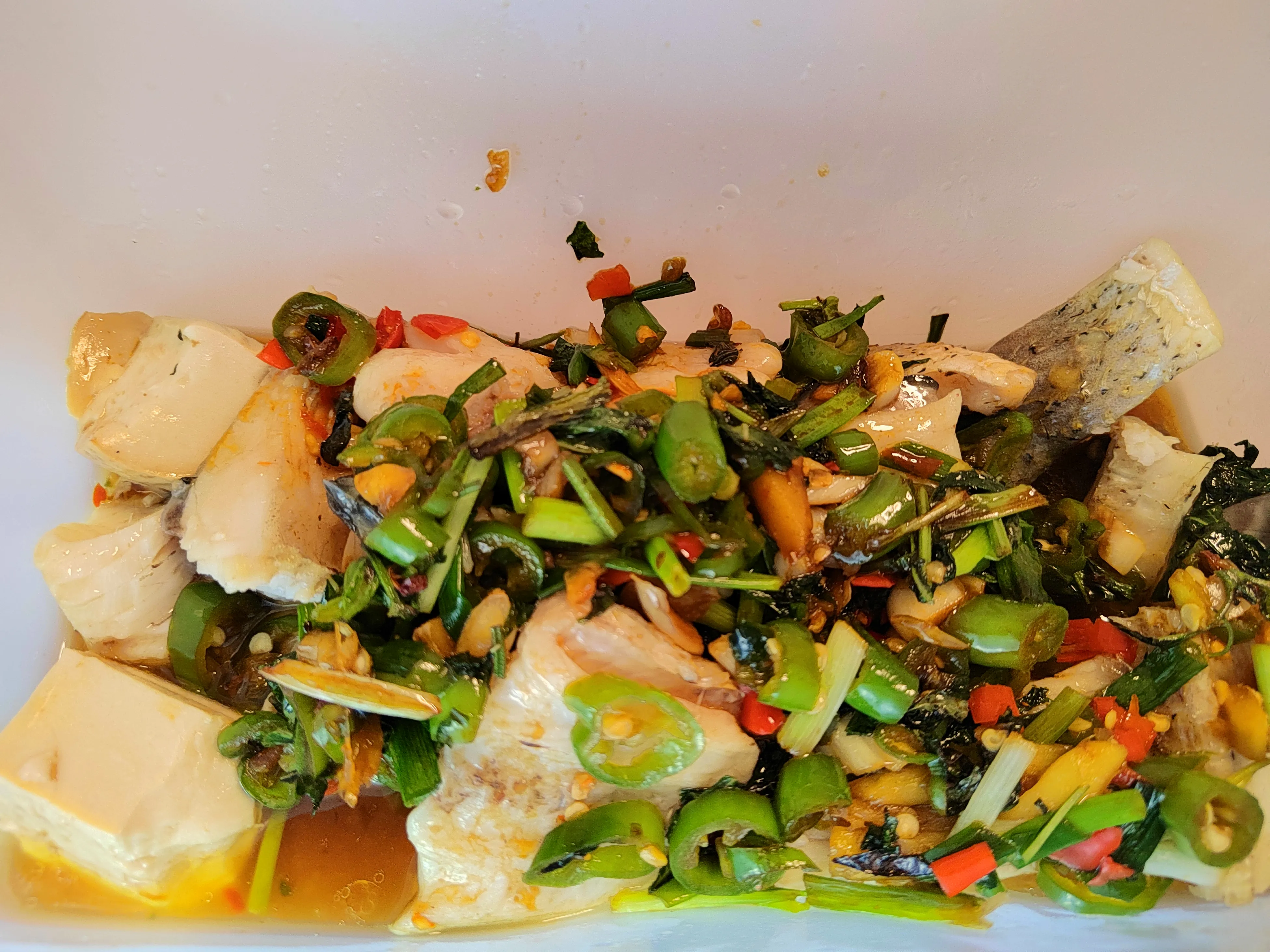 驚喜 吃飯了今天花了16塊錢買了一條2斤重的草魚 2塊錢買了2塊嫩豆腐 辣椒 大蒜 姜 紫蘇蔥這些大約是2元 呲牙 天天看點